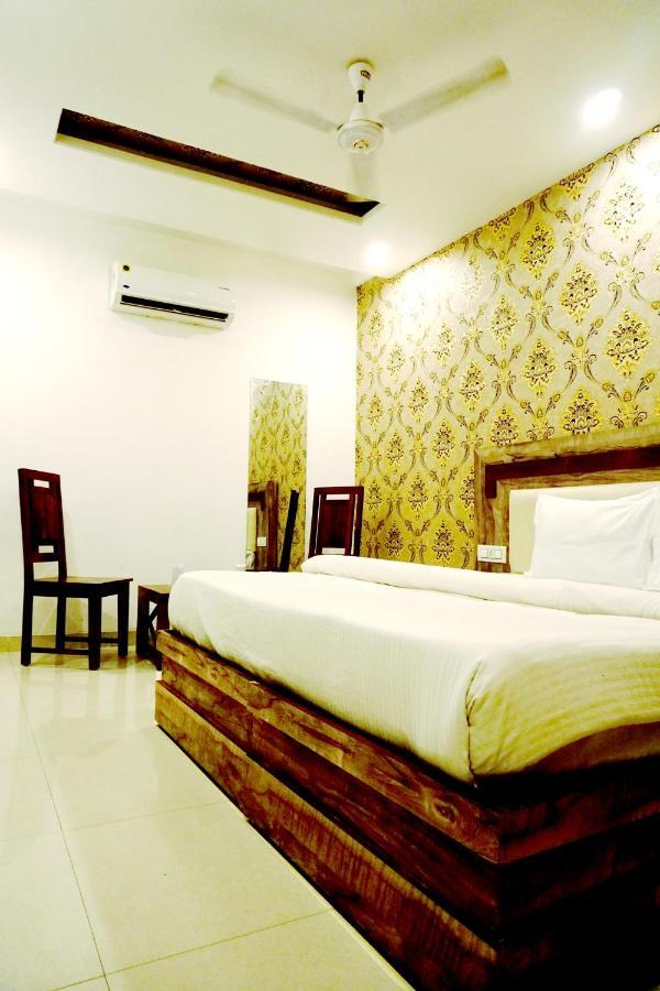 Hotel Almond Zirakpur Exterior foto
